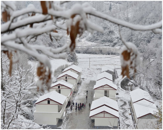 湖北省保康县白雪纷飞。新华社