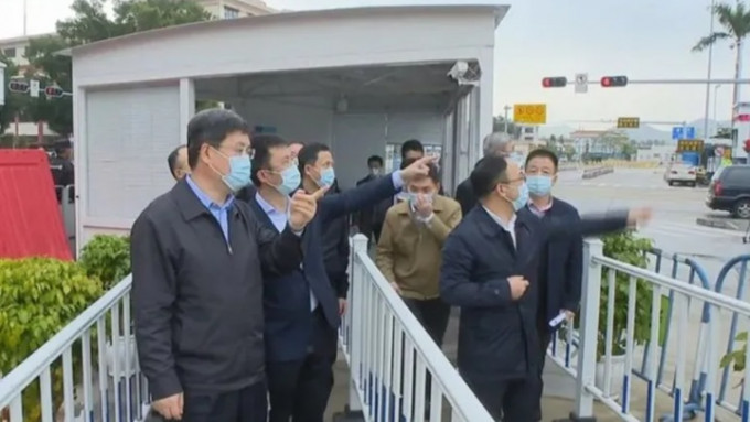 深圳市市长覃伟中率队调研检查市疫情防控工作。网上图片