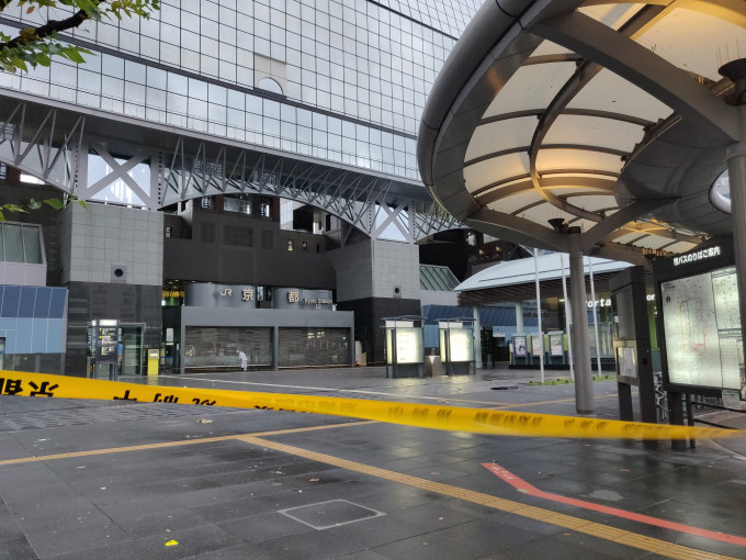 京都车站玻璃天花倒塌。网上图片