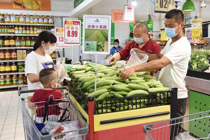 北京疾控中心专家指购买新鲜食品应戴即弃手套。