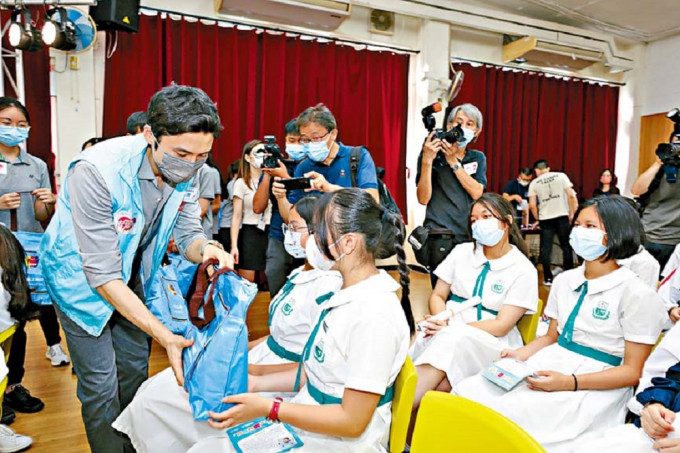 香港各界扶弱基金会会长兼召集人蔡加赞称，新成立的扶贫队伍将以青年为核心。