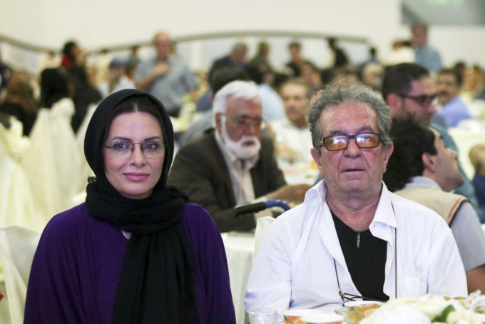 伊朗名导演梅赫尔朱伊与妻家中遇害，遭人刺死。美联社