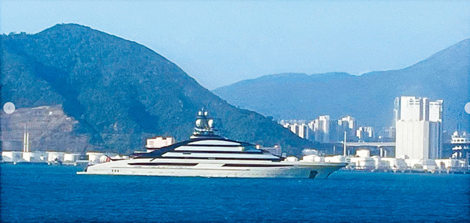 受美國制裁的俄國富商莫爾達紹夫，名下豪華遊艇被發現停泊香港水域。
