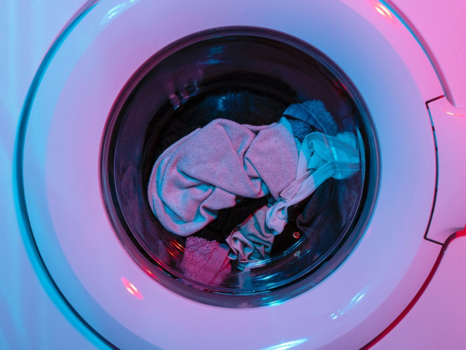 不时在洗衣机发现有陌生男人的衫裤及内衣。unsplash图片