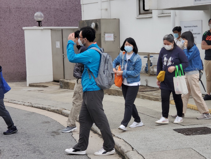 香港仔一名62岁清洁女工上周四失足堕楼身亡，其家属随后到殓房认尸。资料图片