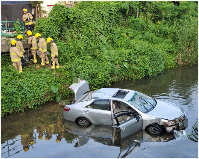 消防員到場落河搜索，發現車匙仍插在車內，但司機失蹤。
