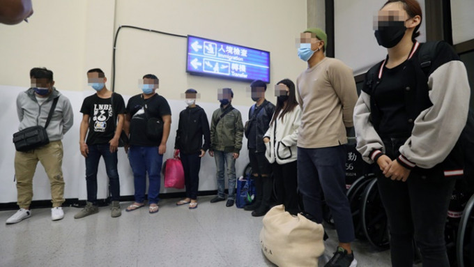 9名疑涉柬埔寨人口贩卖的台湾人从泰国返台。中时图片