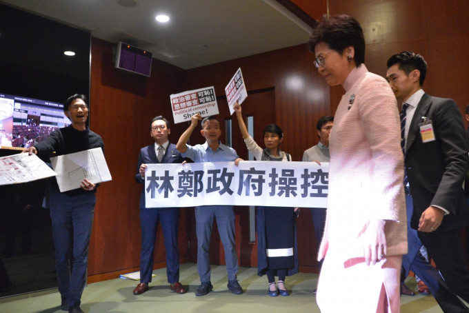 行政長官林鄭月娥到立法會出席質詢時間，在多名民主派議員抗議下，未正式開始已宣布答問會取消。