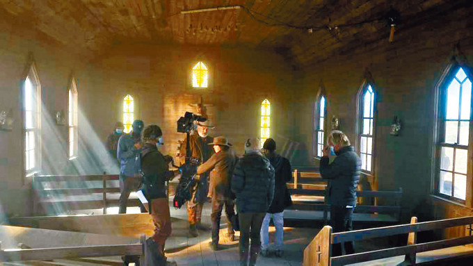 出事前的照片曝光，艾力（中）和身亡摄影导演Halyna（右三）在小教堂内拍摄。