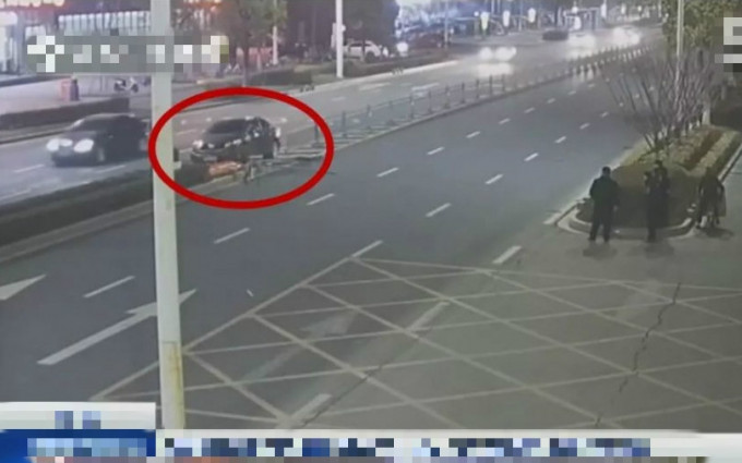 江蘇一名女子為替撞車的丈夫頂包，卻因腳短踩不到油門而「穿煲」。  影片截圖