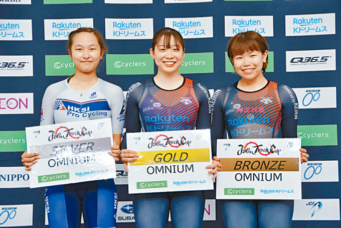 李思颖（左）勇夺女子全能赛银牌。