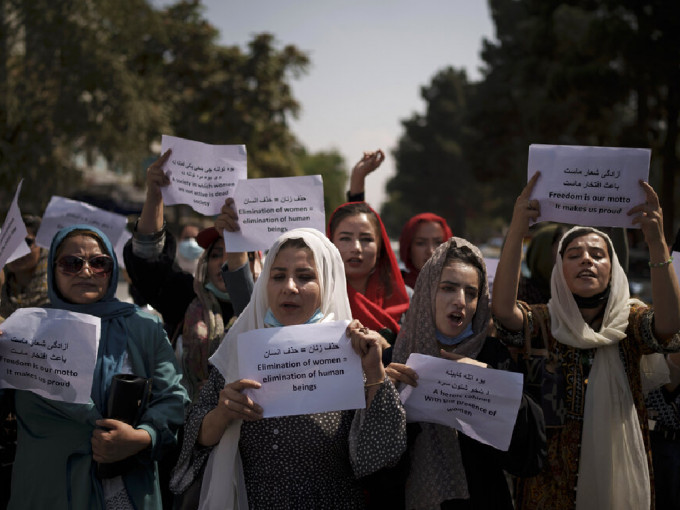 阿富汗妇女早前上街抗议，盼争取女性权益。（美联社）