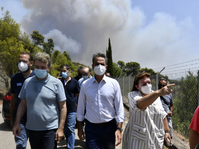 希腊总理米佐塔基斯（中）称，目前希腊正面临前所未有的自然灾难。AP图片