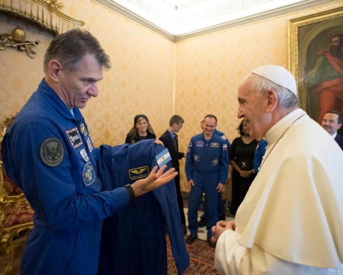 太空人送上一套藍色的太空飛行制服給教宗方濟各。網圖