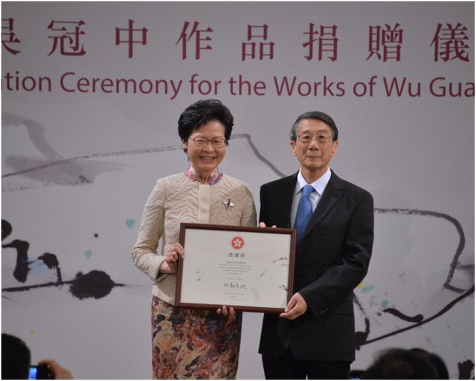 林鄭月娥表示再榮獲吳冠中家人捐贈畫作，對本港藝術界是獲益良多。