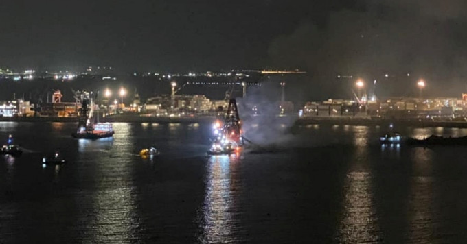 屯門蝴蝶灣一艘躉船起火冒煙。網上圖片