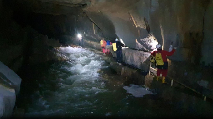 斯洛文尼亚「克里兹纳洞穴」有5名游客受困已3天。路透社