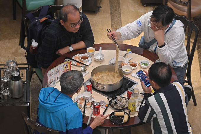 不少香港市民喜歡吃火鍋。