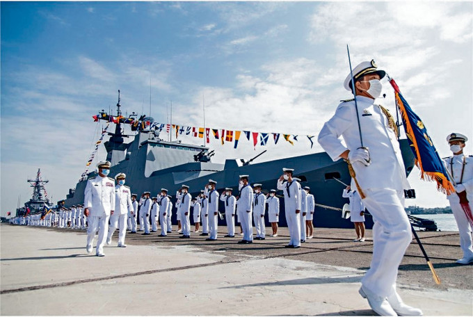 台灣艦官兵本月15日下船，接受參謀總長黃曙光檢閱。網圖