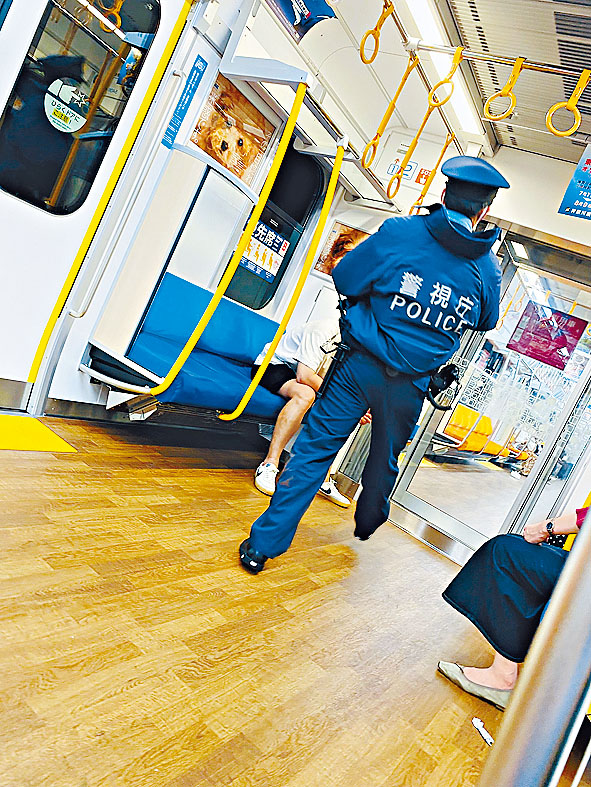 ■事發後警員上列車調查。