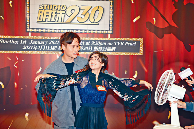 谢东闵和谢嘉怡搞笑重演《铁达尼号》经典场面。