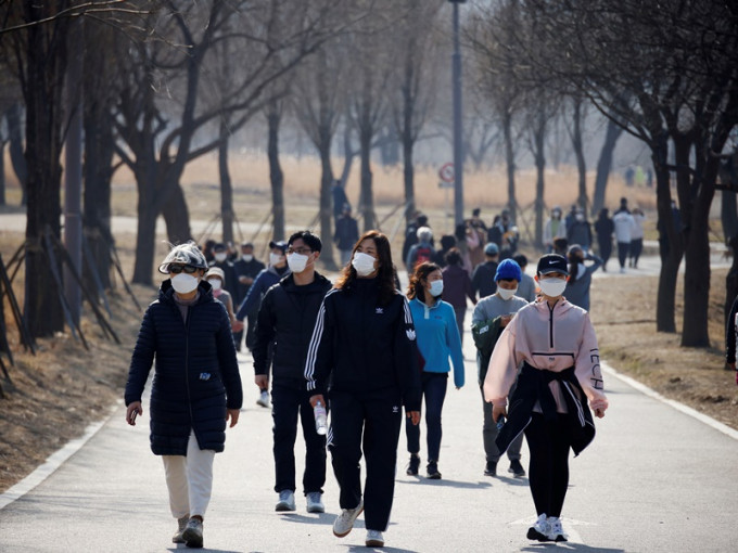 随着放宽防疫措施，首尔市面人流和聚集骤增。REUTERS