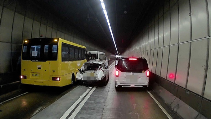 香港仔隧道發生5車相撞意外。fb：車cam L（香港群組）