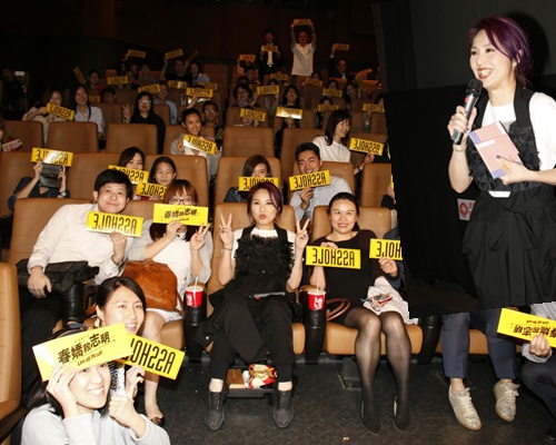 杨千嬅将电影原声碟送给答对问题的观众。