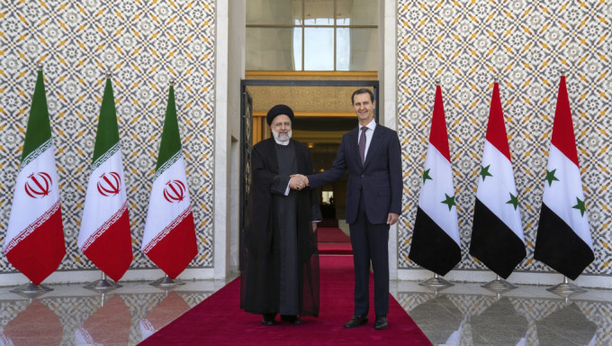 伊朗总统莱希（左）访问敍利亚，与敍利亚总统阿萨德握手。 美联社