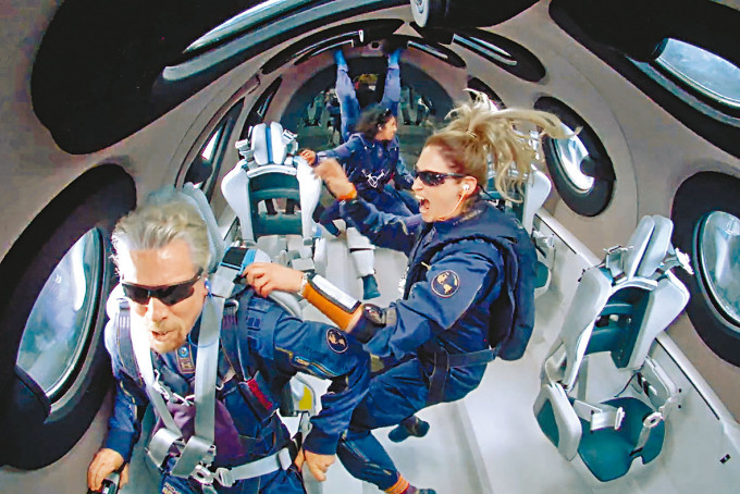 ■布蘭森（左）七月十一日乘坐維珍銀河太空船上太空。