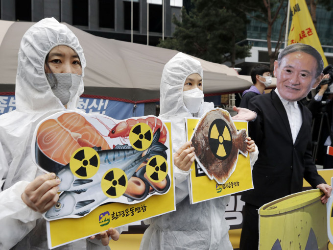 南韩民众日本大使馆前抗议日本决定将核废水排入大海。AP图片