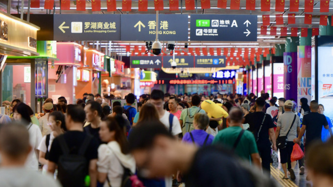 罗湖口岸傍晚回港人潮打蛇饼，记者实测过关需时约半句钟