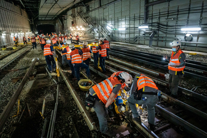 大约150名工程人员由凌晨开始工作。港铁提供