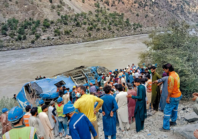 巴士爆炸後墜入山谷，大批巴基斯坦軍人和民眾到場救援。　