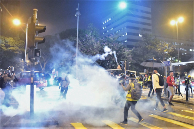 警方施放催淚彈驅散人群。