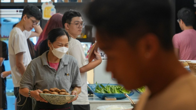 输入外劳︱去年放宽26工种近3万外劳获批 侍应占最多逾5000人 近3000名初级厨师