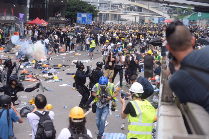 示威者发动冲击，警方不断施放多枚催泪弹。