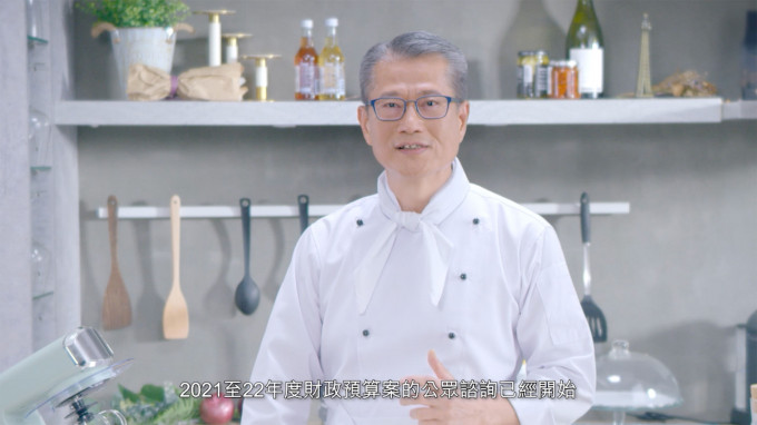 陈茂波扮起「教整饼」的厨师「阿茂」，呼吁市民就《预算案》发表意见。