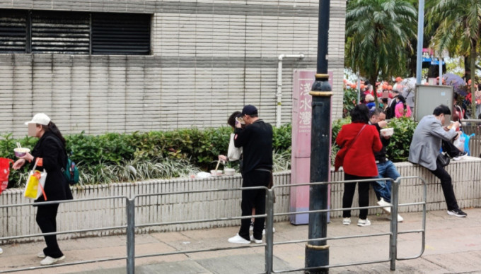 早前有網民拍到內地團遊客在街頭食杯麵。(網上截圖)