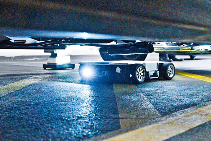 海關引入「智能車底機械人」，便利查驗跨境車輛防止走私活動。