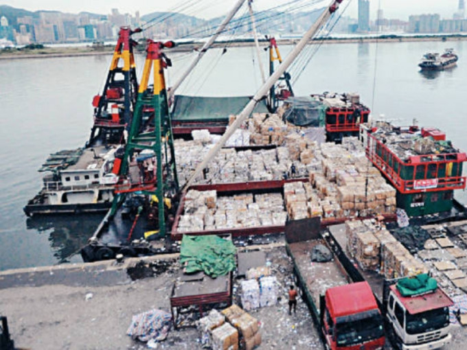 业界指，本港废纸出口的运输费增加一倍，成本压力急升。