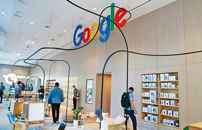 顧客在紐約市的Google商店購物。