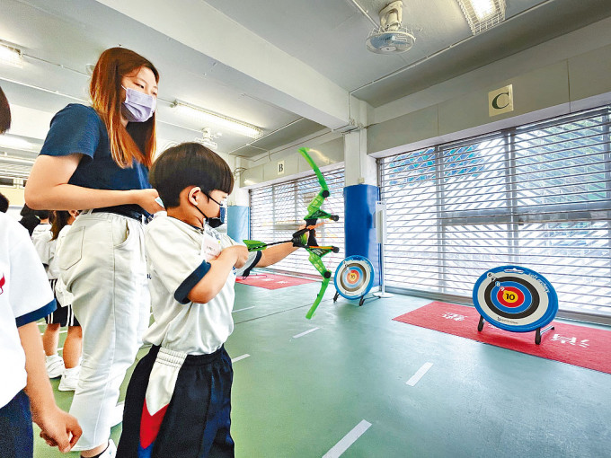 通過兒童箭藝活動，讓學生學習排隊、聽指令，過程亦會加入數學運算，讓他們計算得分。