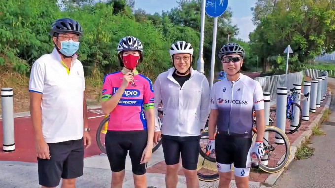 容海恩（左二）相約黃偉綸（左一）、霍啟剛（右二）和劉俊傑踩單車，體驗新單車徑。容海恩facebook圖片