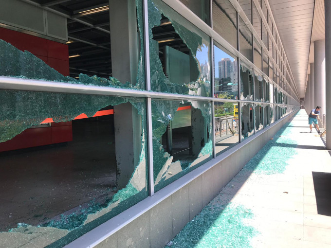 將軍澳站的玻璃幕牆被打破。