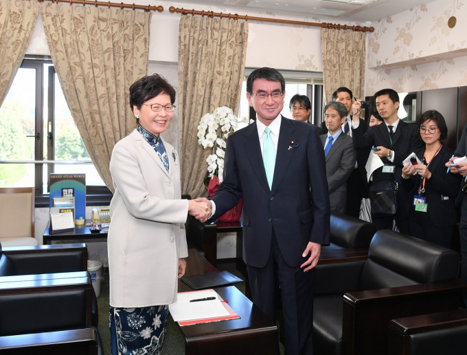 林郑月娥（左）与日本外务大臣河野太郎（右）会面。政府新闻处