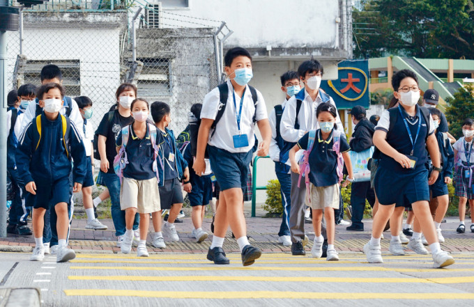 教育局今日到全港中小學點算實際在學人數，立法會議員朱國強建議當局調整機制，為收生僅欠一兩人的學校設立寬限期。