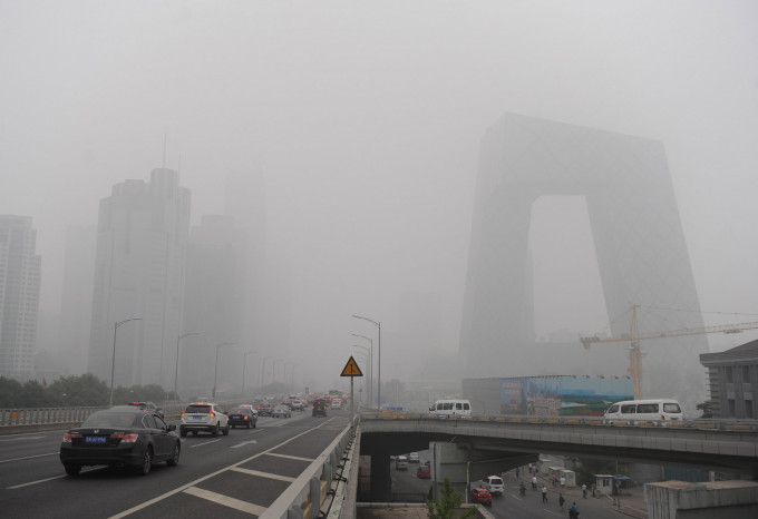 北京市常出现雾霾天气。网图
