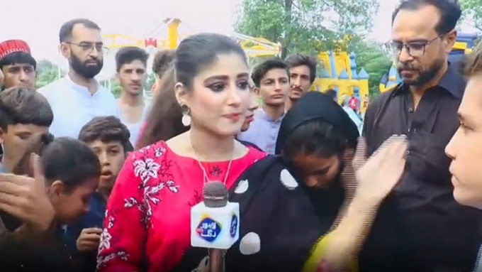 巴基斯坦一名青年因多番騷擾行為，當場被女記者掌摑。網上影片截圖