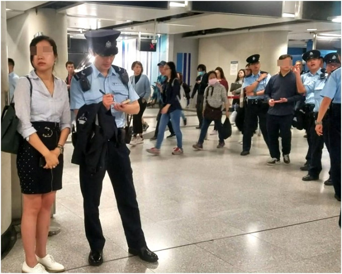 受害女子（左）向警方讲述经过，涉非礼男子（右）被带走。林思明摄